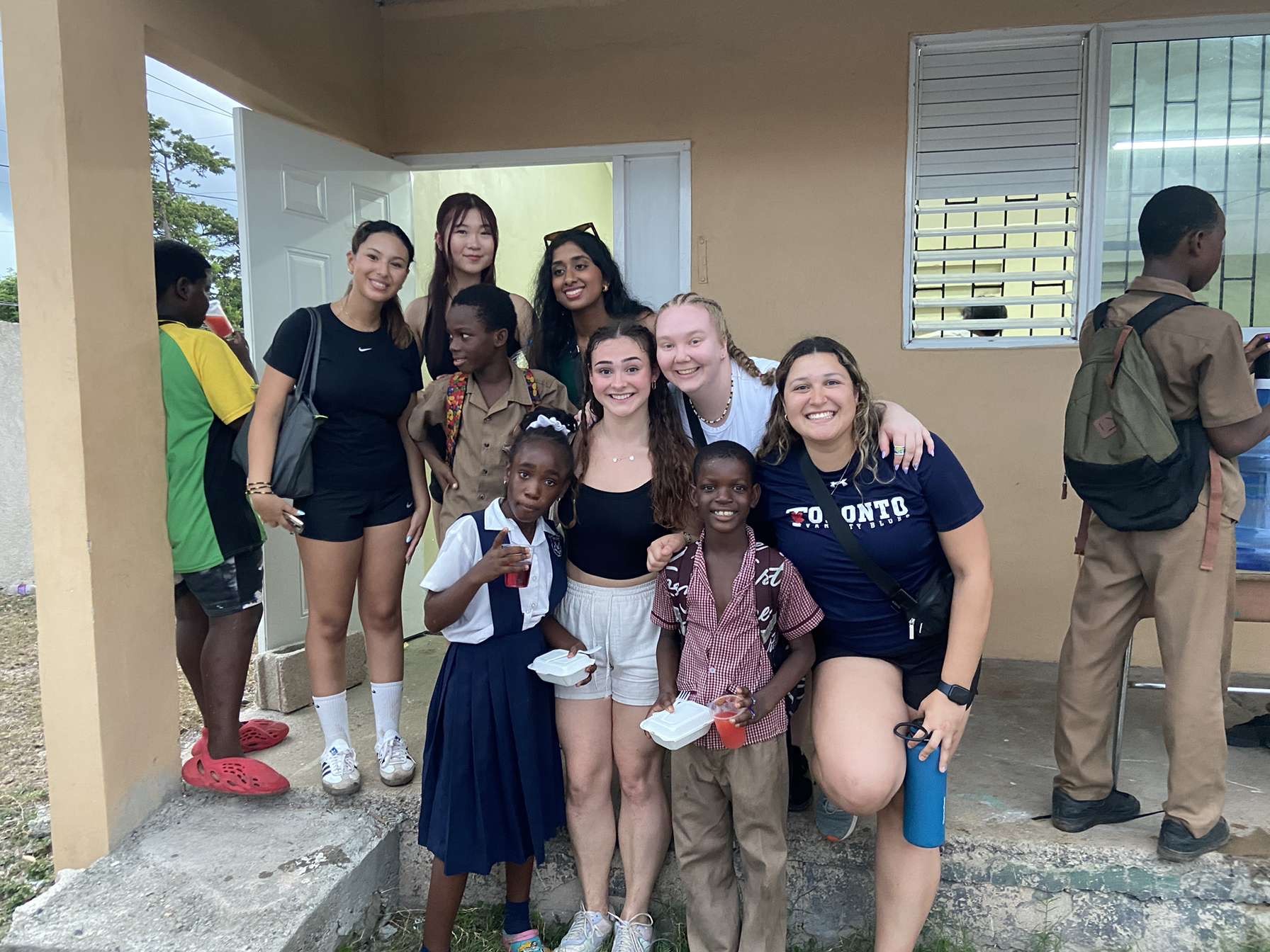 group of KPE students and Jamaican schoolchildren